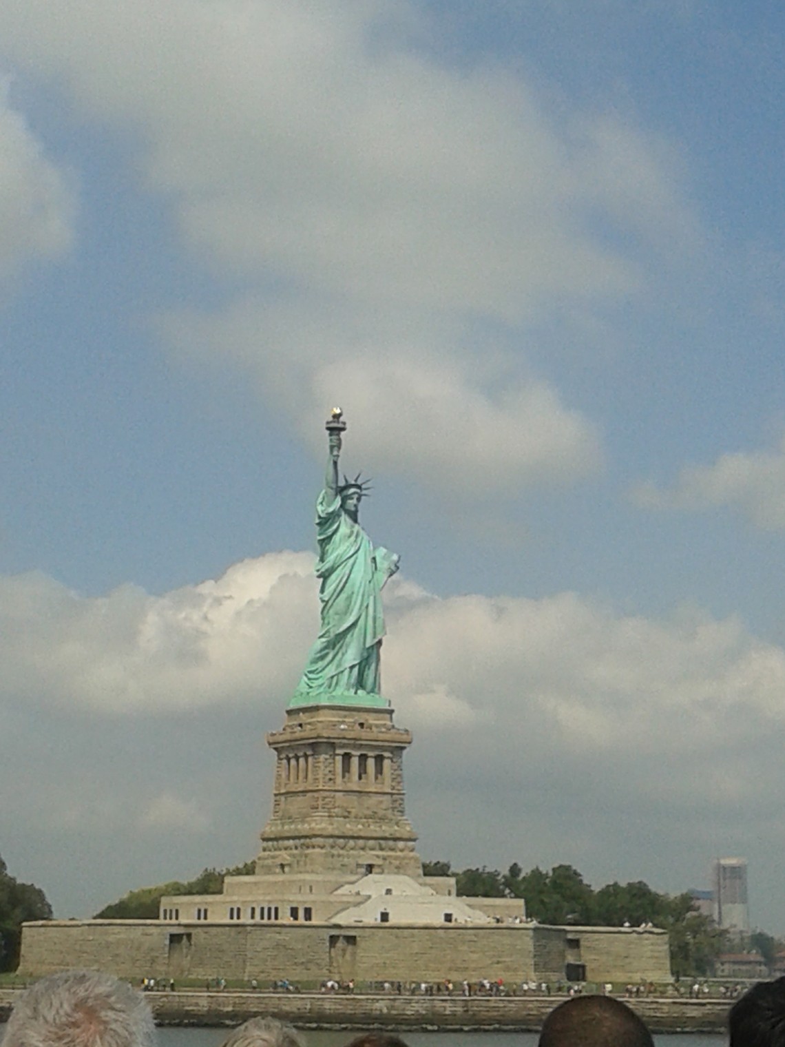what are two ways the statue of liberty symbolizes freedom